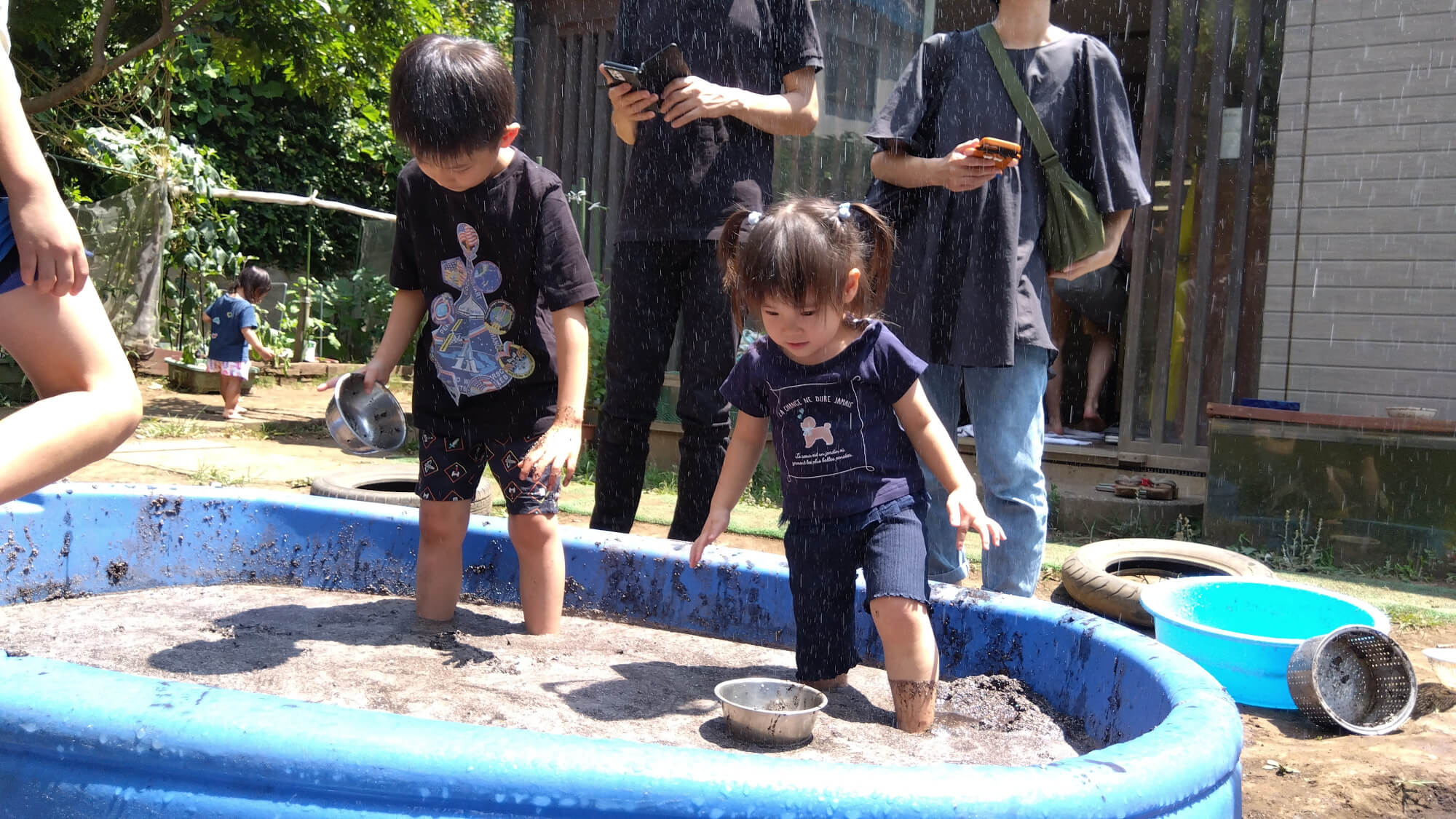 どろんこ宝さがしを楽しむ子どもたち