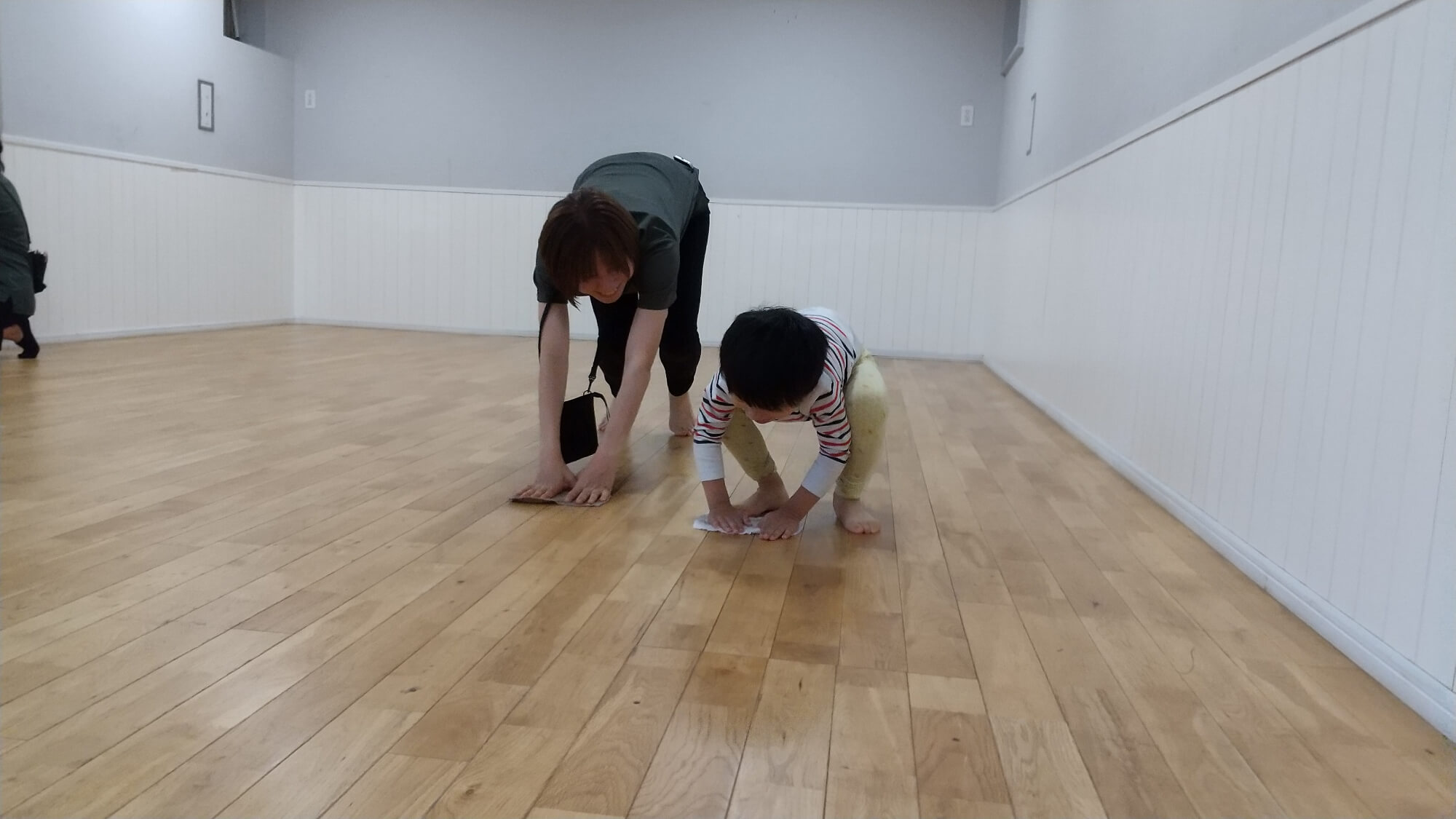 雑巾がけをする子ども