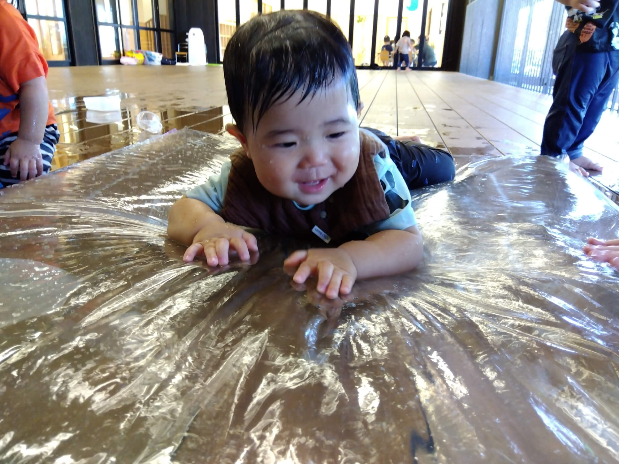 ウォーターベッドに乗る子ども