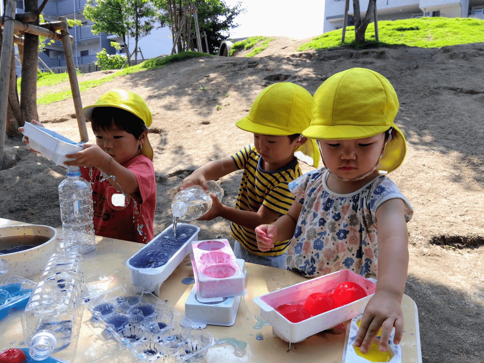 色水あそびをする子どもたち