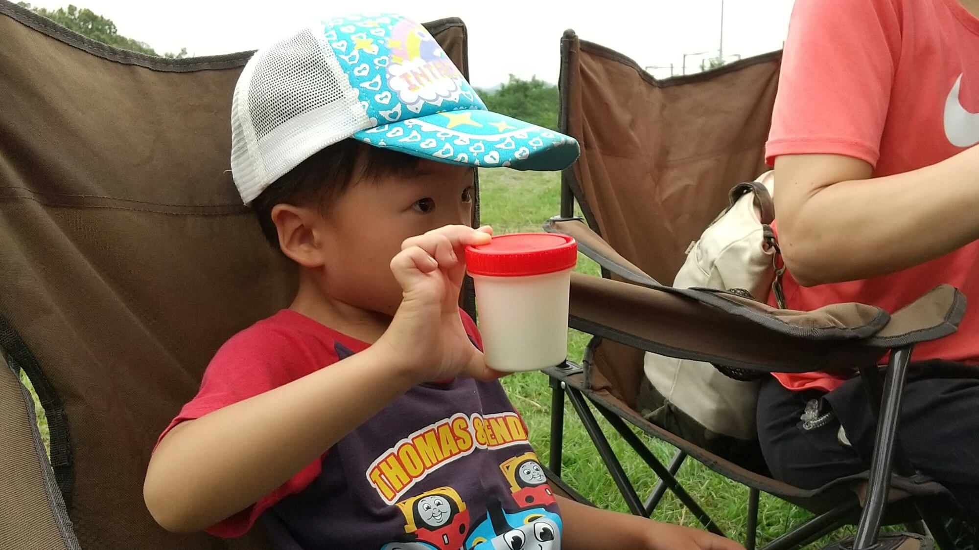 容器を持つ子ども