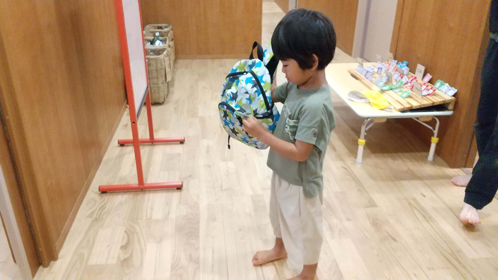散歩の準備をする子ども