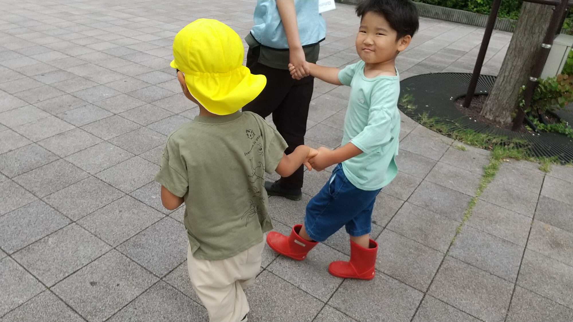 散歩中の子どもたち