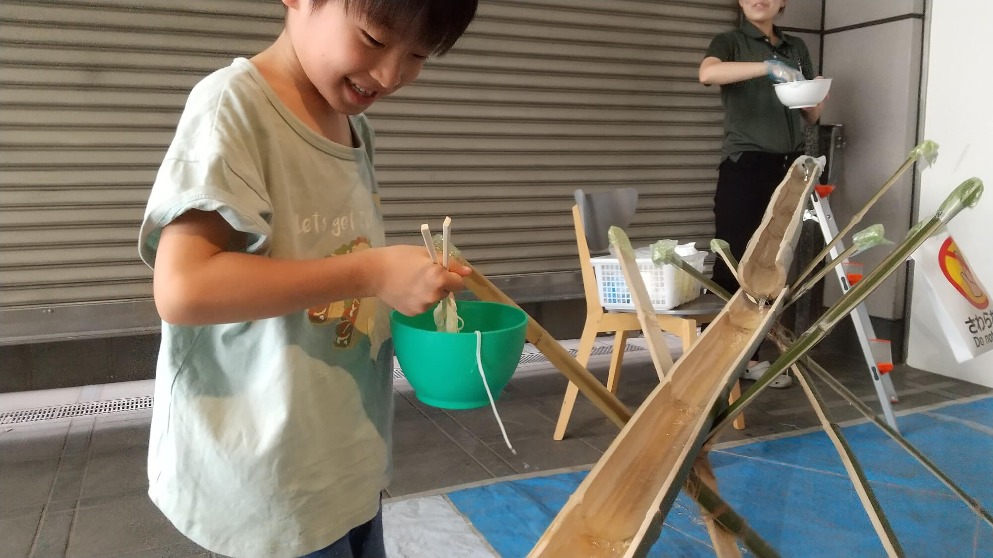 流しそうめんを楽しむ子どもたち