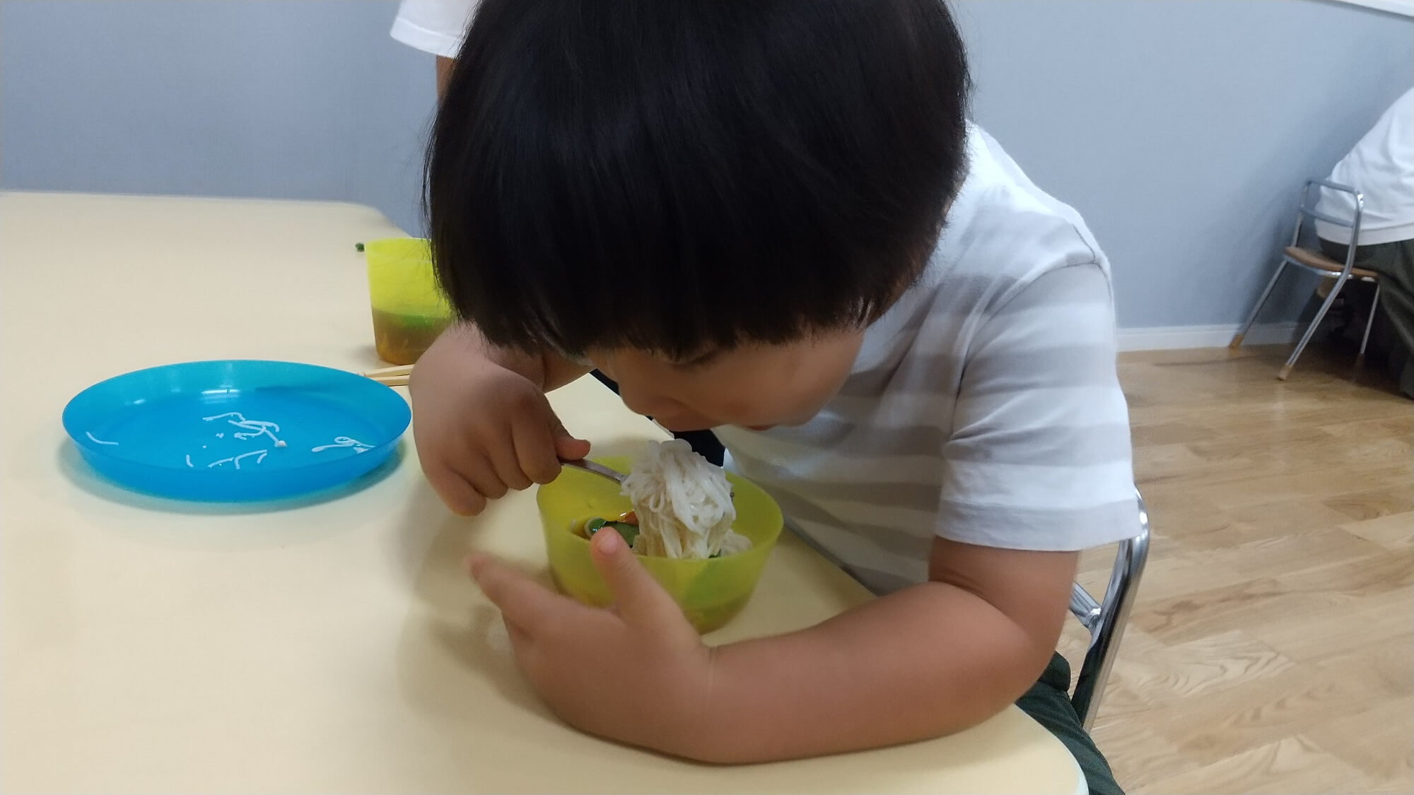 そうめんを味わう子ども