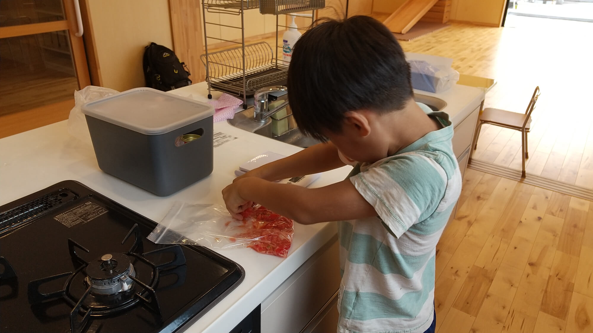 トマトをつぶす子ども