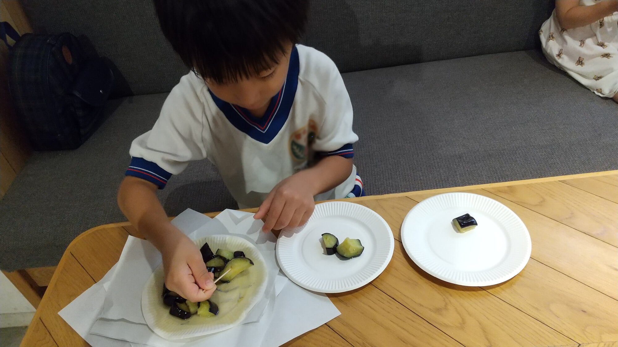 調理したナスを食べる子ども