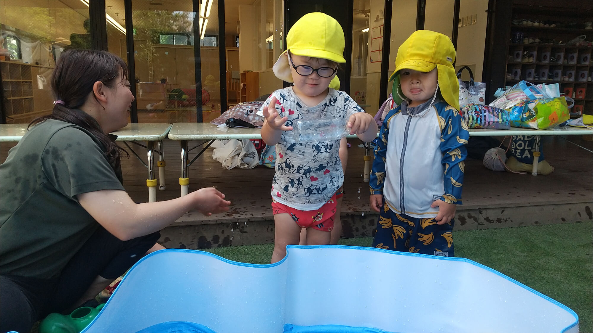 水遊びをする子どもたち