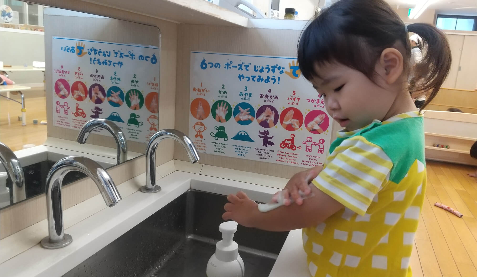 泡を腕に塗る子ども