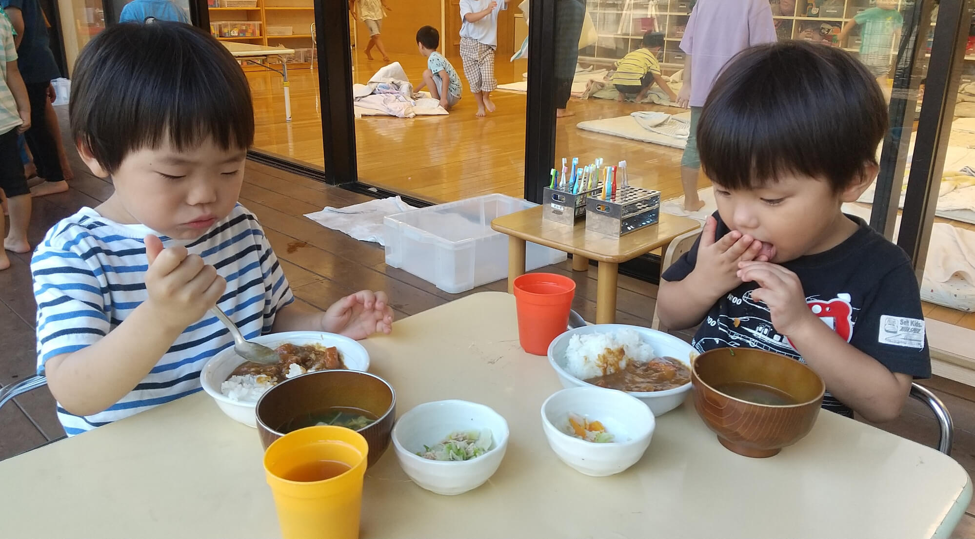 食事をする子どもたち