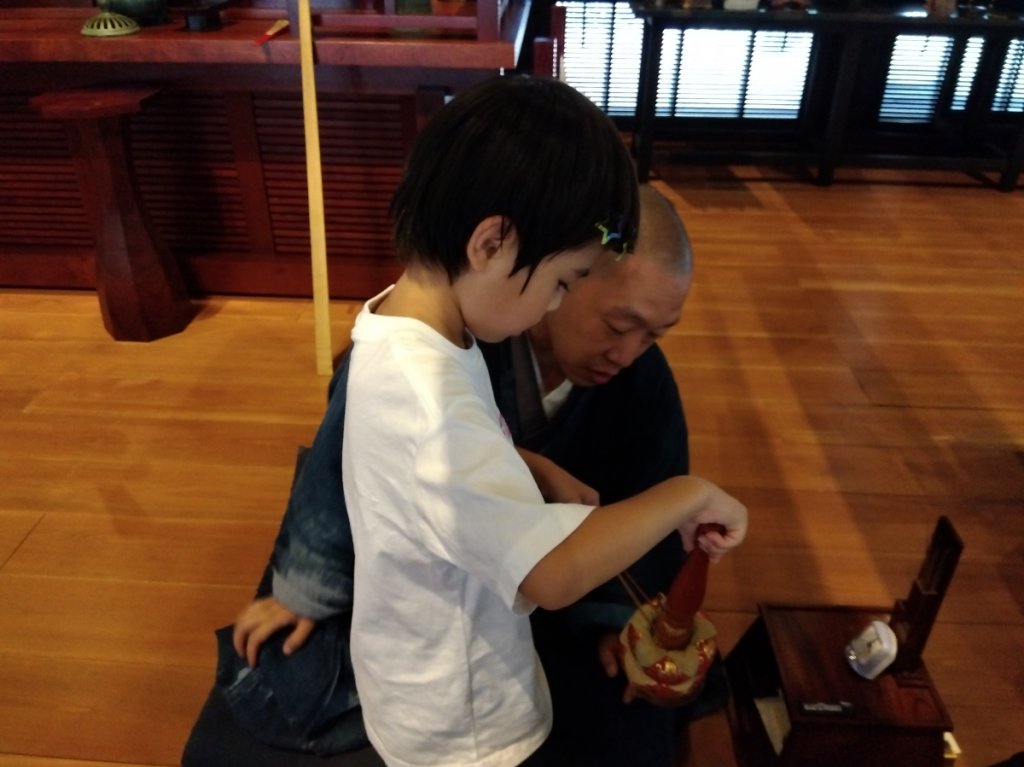 住職に質問する子ども