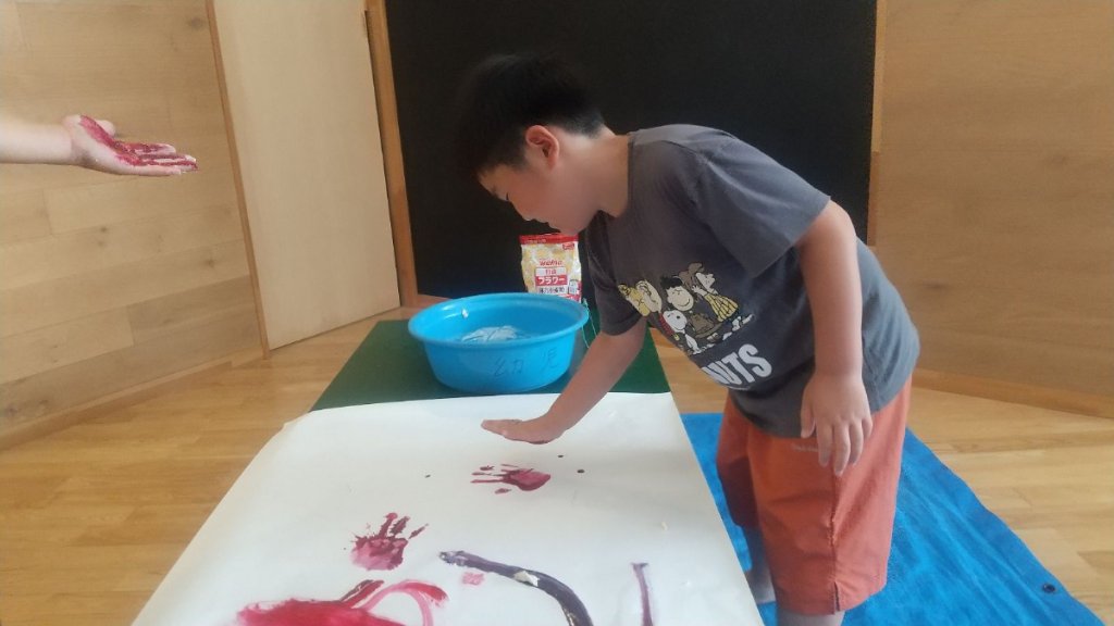 手形をつける子ども
