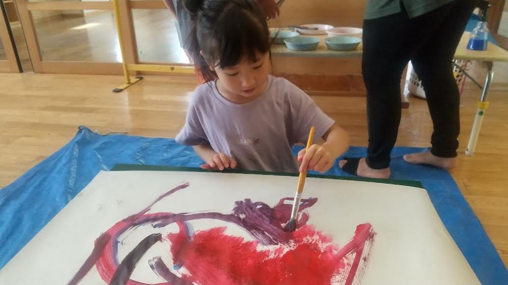 筆で描く子ども