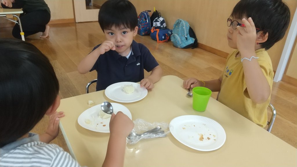 調理したじゃがいもを食べる子どもたち