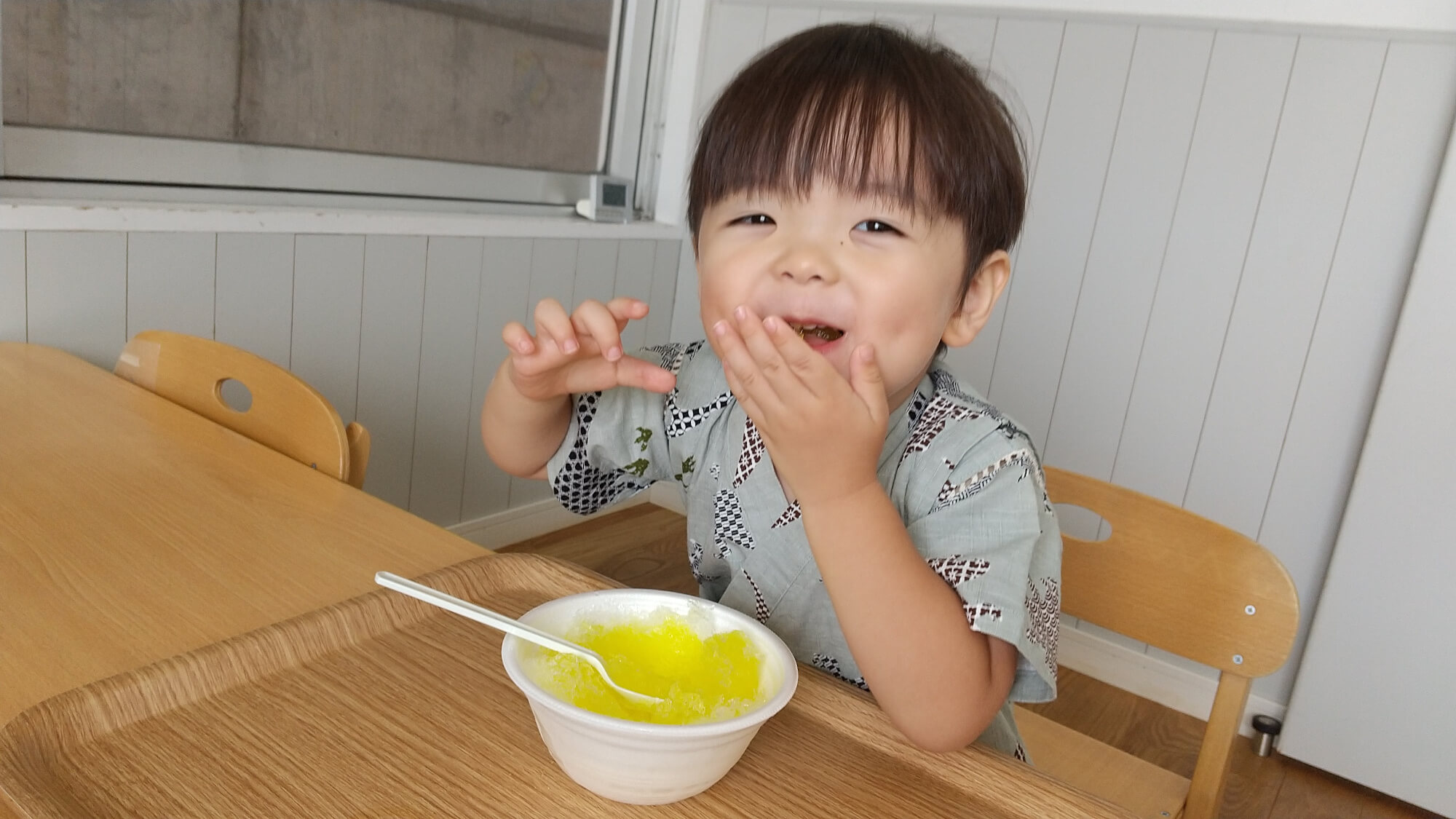 かき氷を味わう子ども