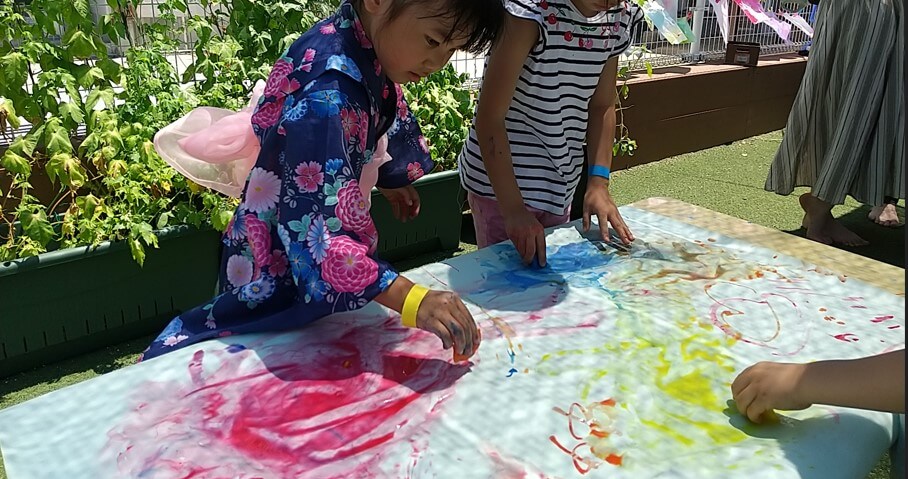 色氷でお絵描きをする子どもたち
