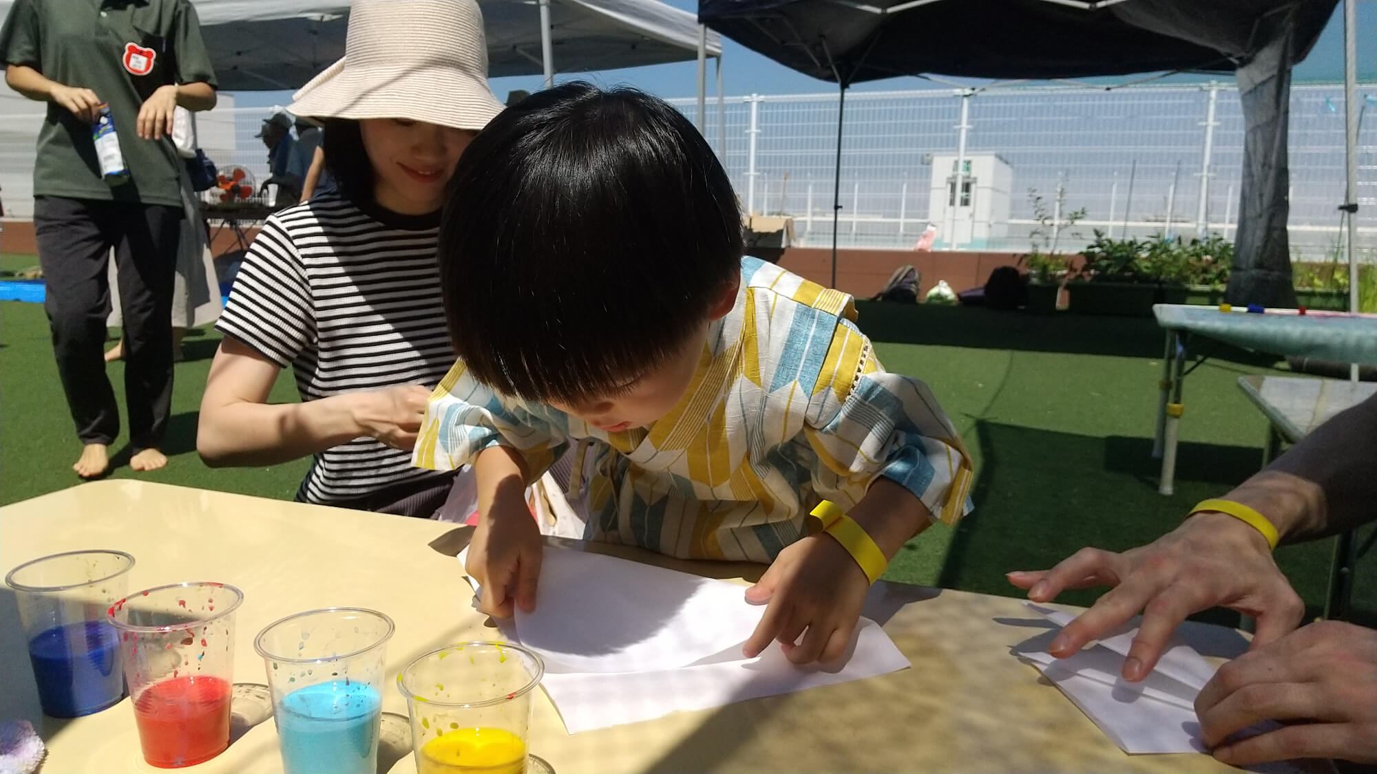 和紙を折る子ども