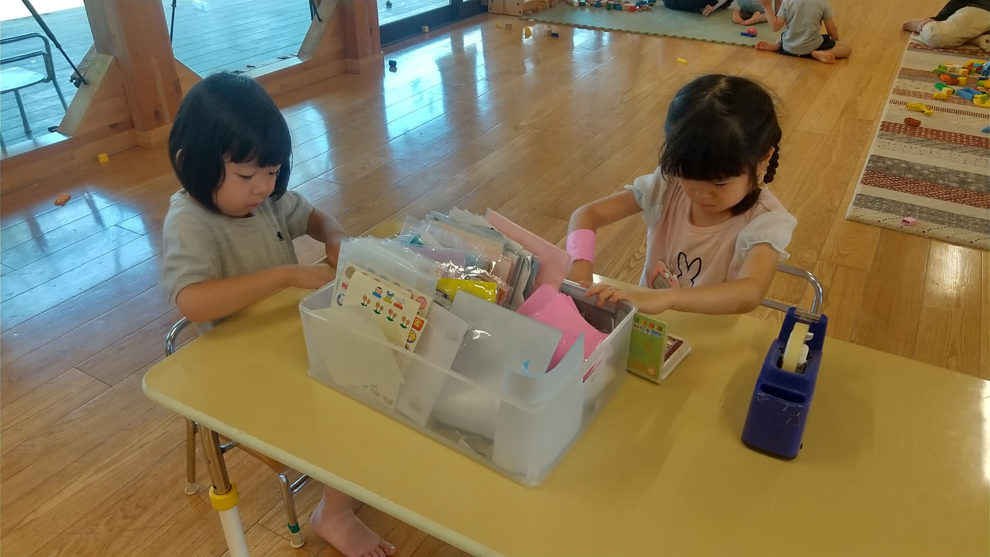 オリジナルのブレスレット作りに取り組む子どもたち