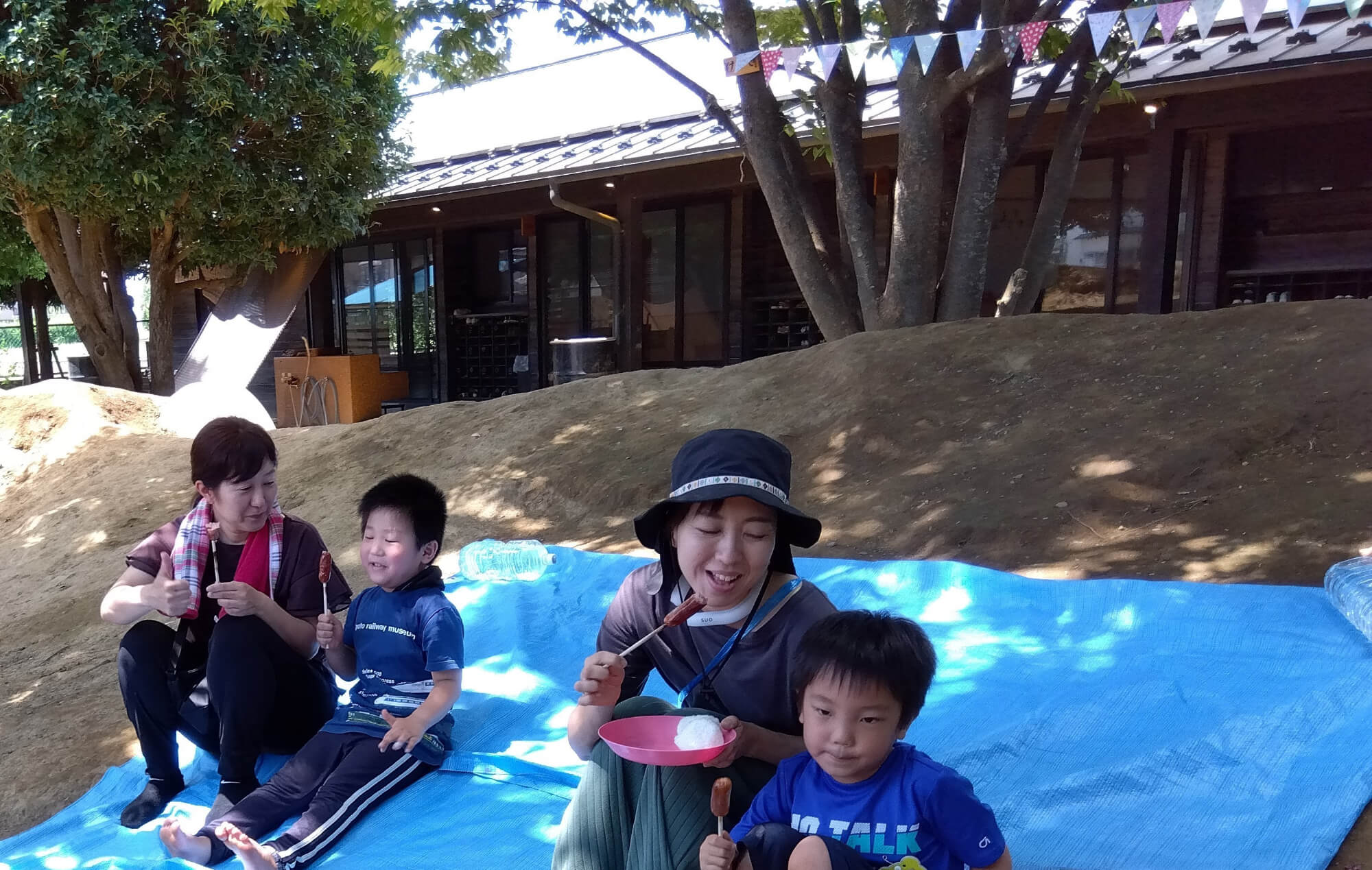 食事をする子どもたち