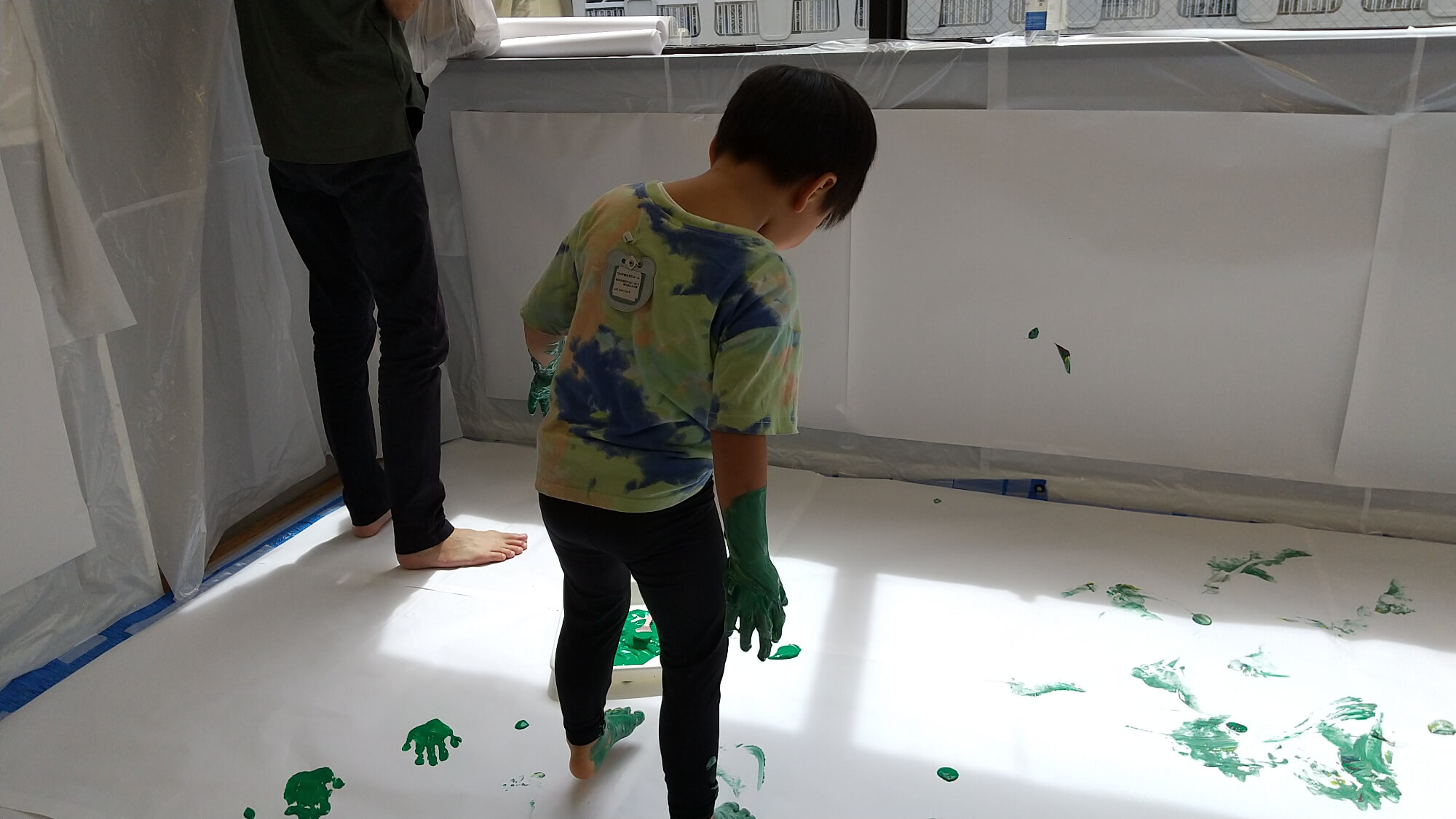 足形をつける子ども