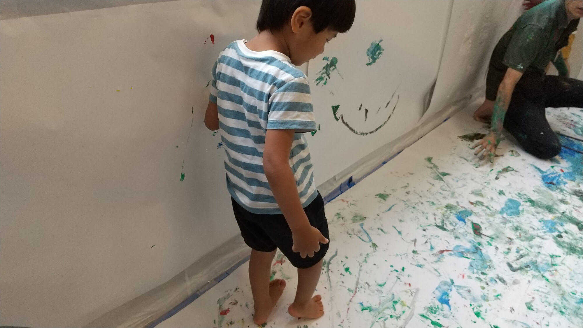 絵を眺める子ども