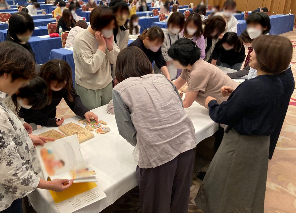 教材を手に取る参加者のみなさま