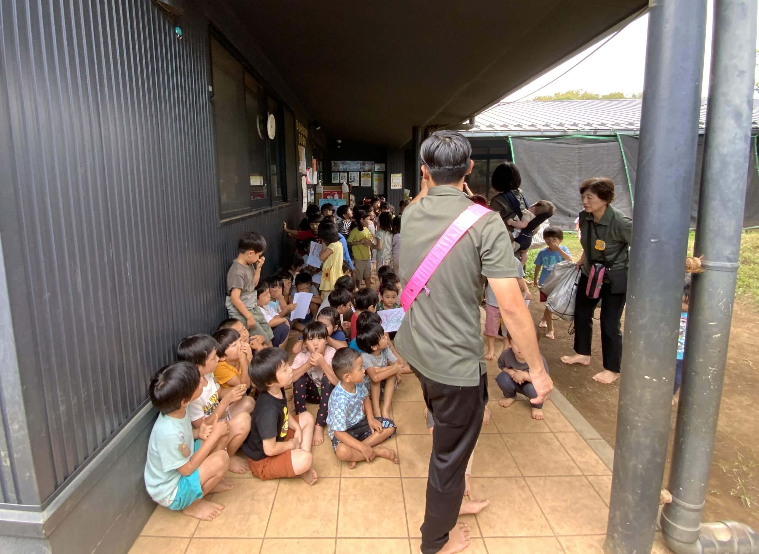 子どもたちも煙を吸わないよう手を押さえています