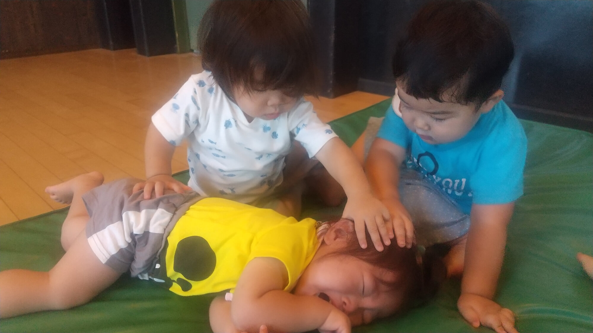 泣いている子どもを慰める子どもたち