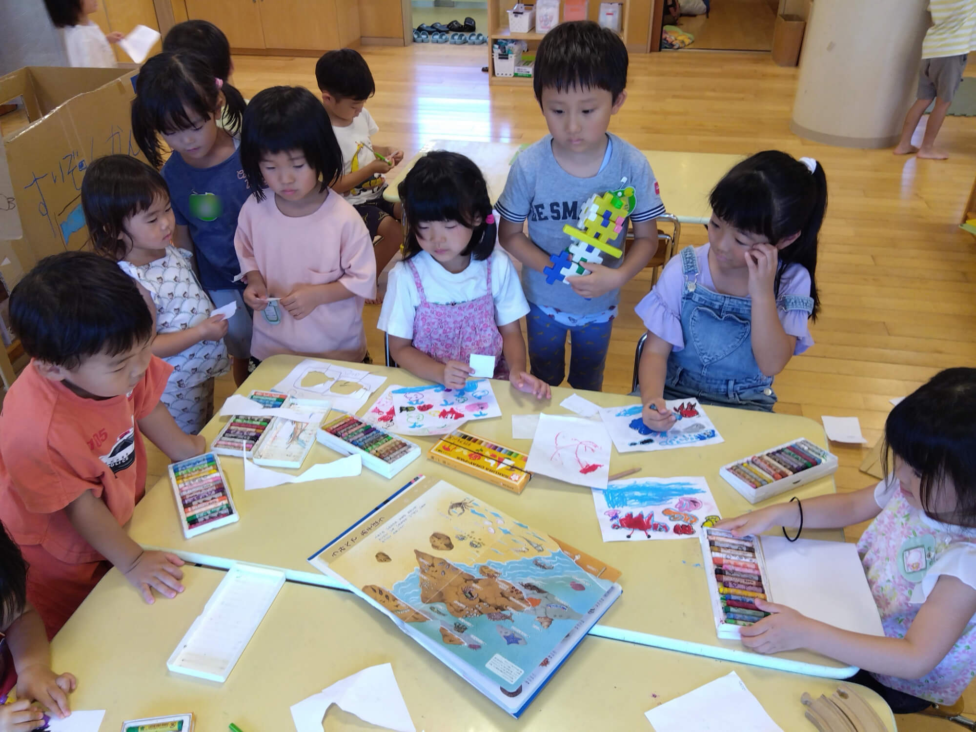 海の生き物を描く子どもたち
