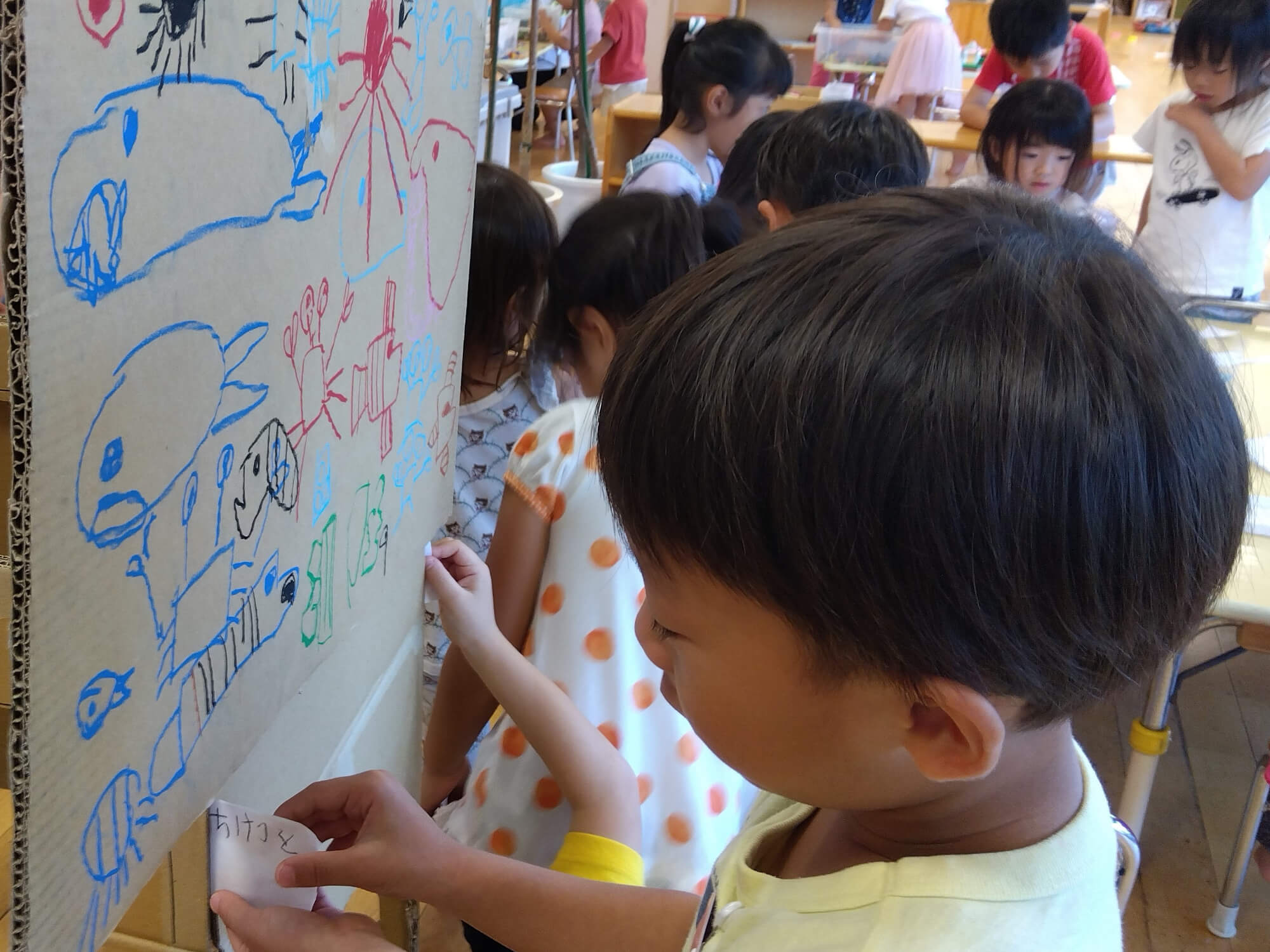 チケットを用意する子ども