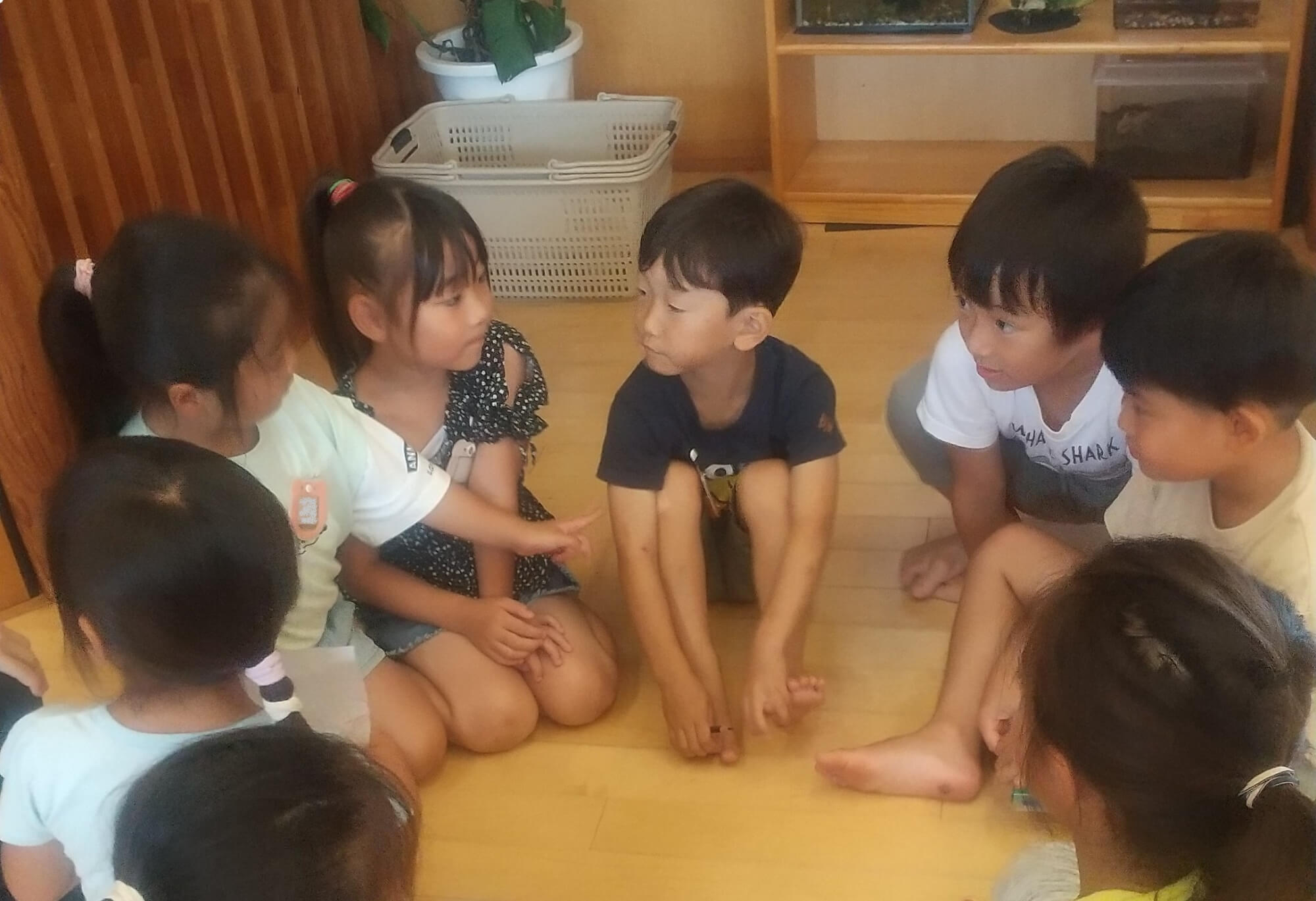 円くなって話す子どもたち