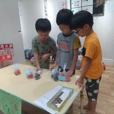 野菜を並べる子どもたち