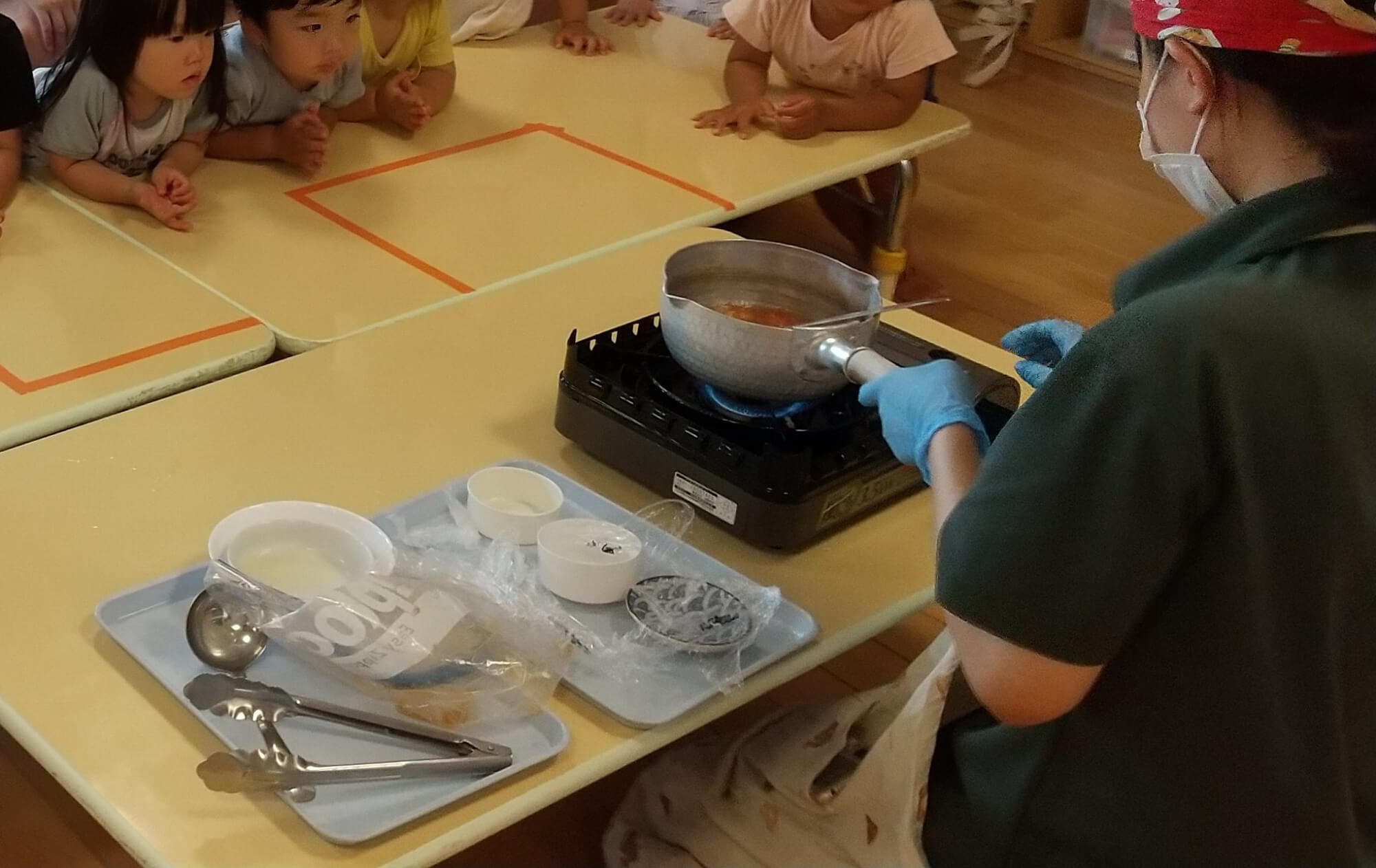 ケチャップを見つめる子どもたち