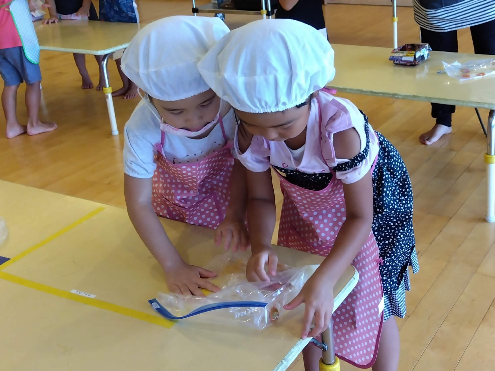 トマトをつぶす子どもたち