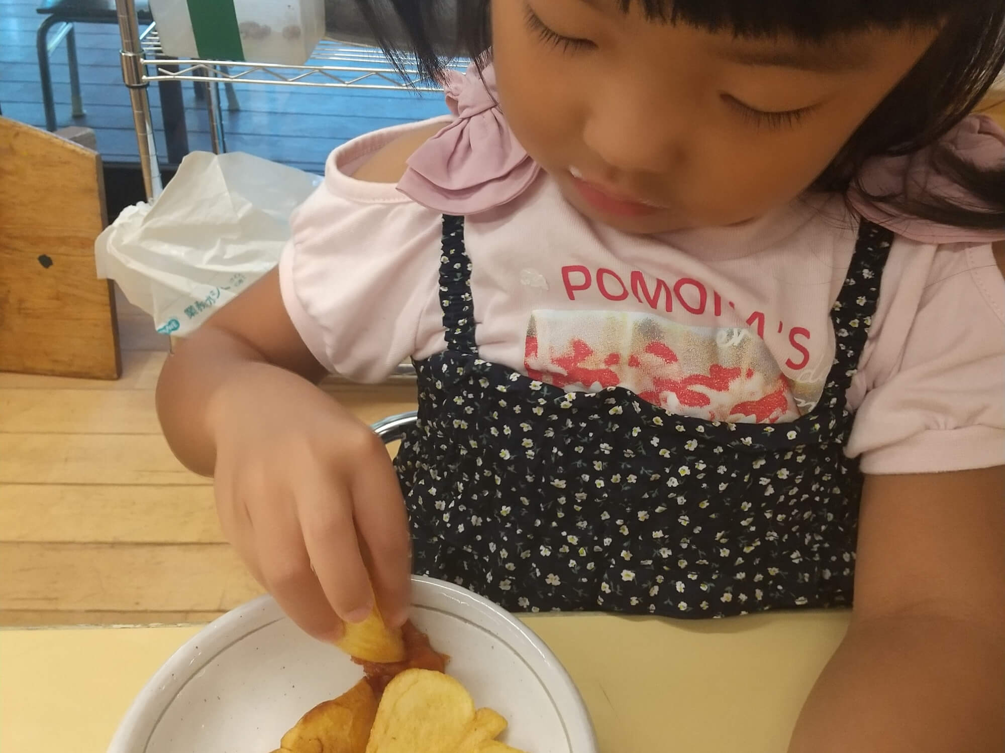 ケチャップをつける子ども