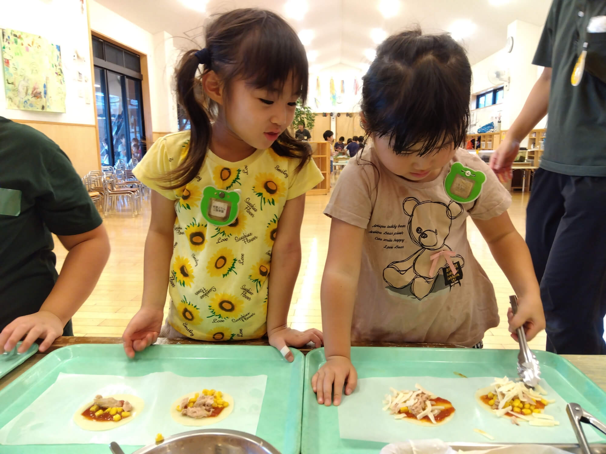 具材をトッピングする子ども