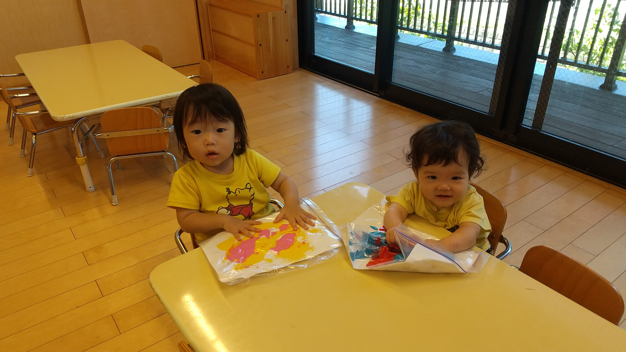 指先を使う遊びをする子ども