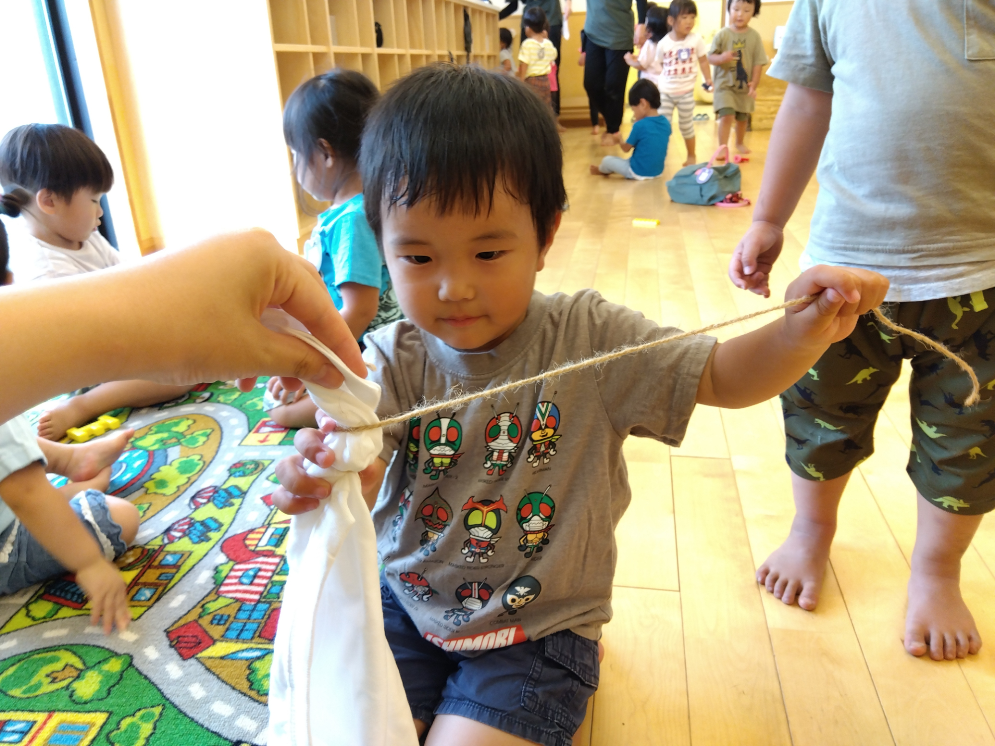 Tシャツを縛る子ども