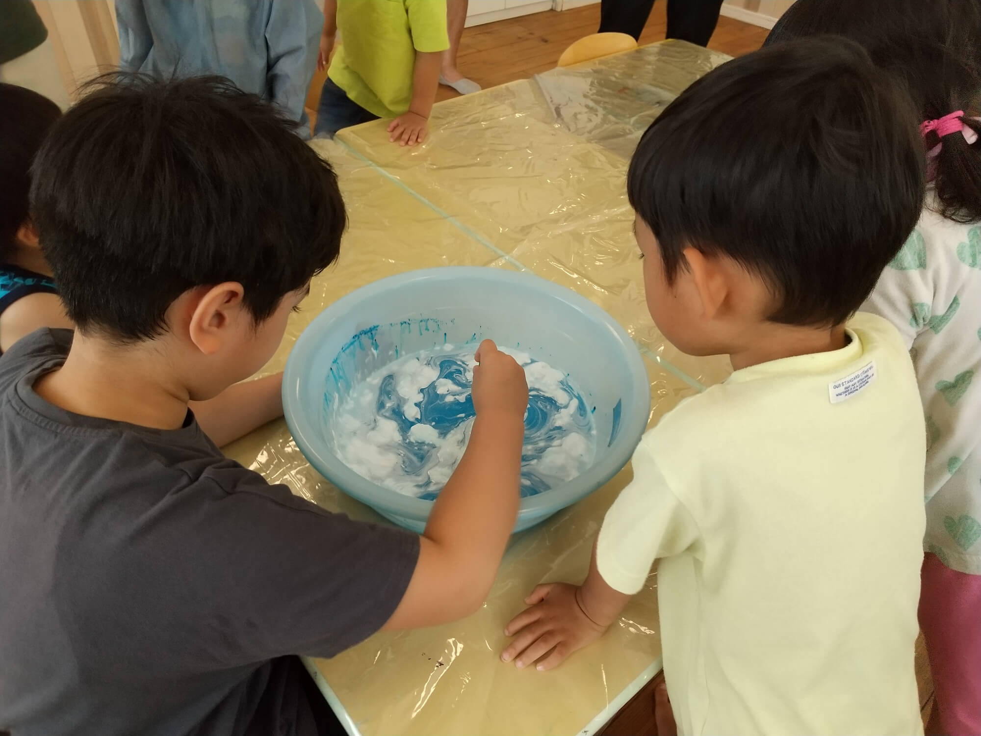 スライムを作る子どもたち