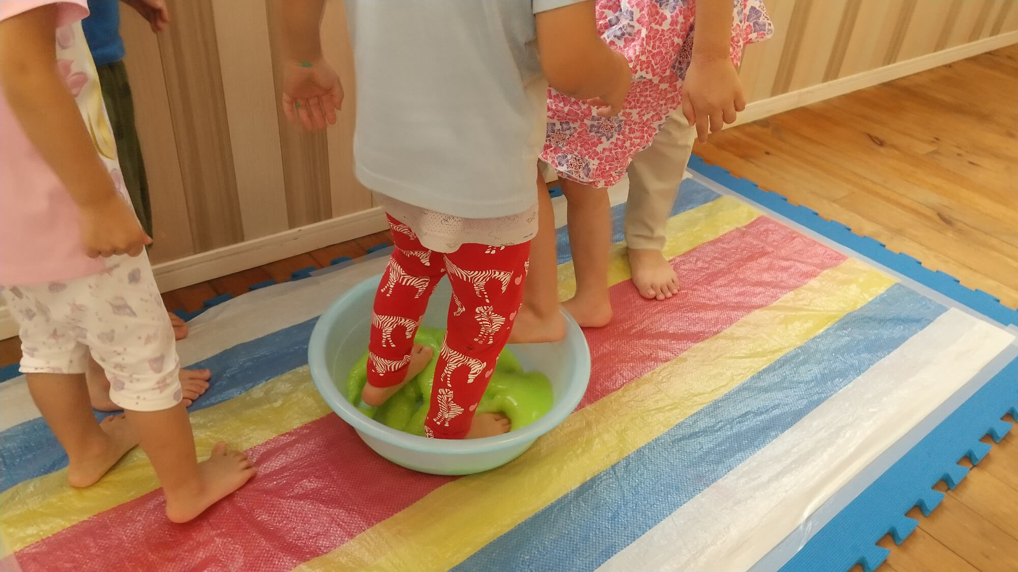 スライムを踏む子どもたち
