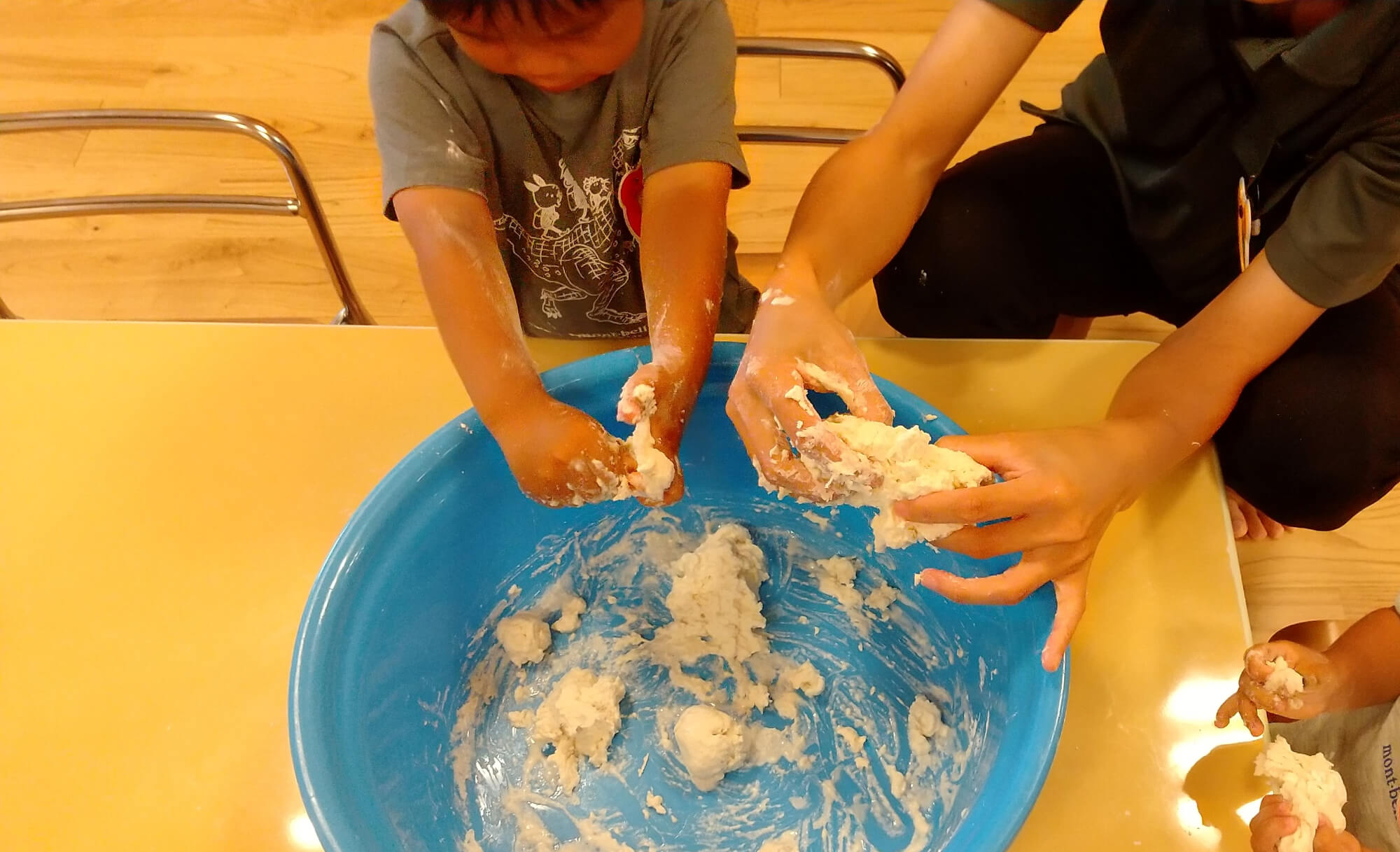小麦粘土をこねる子ども