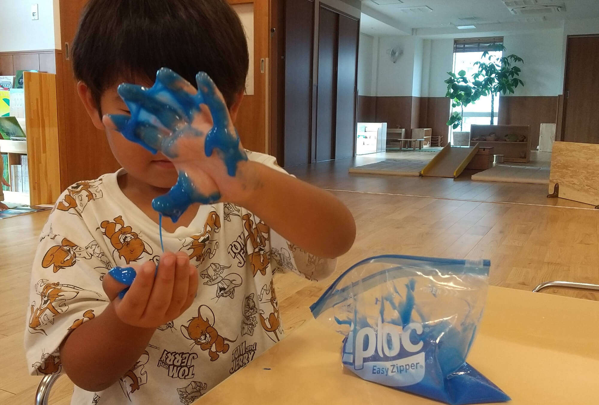 スライムを触る子ども