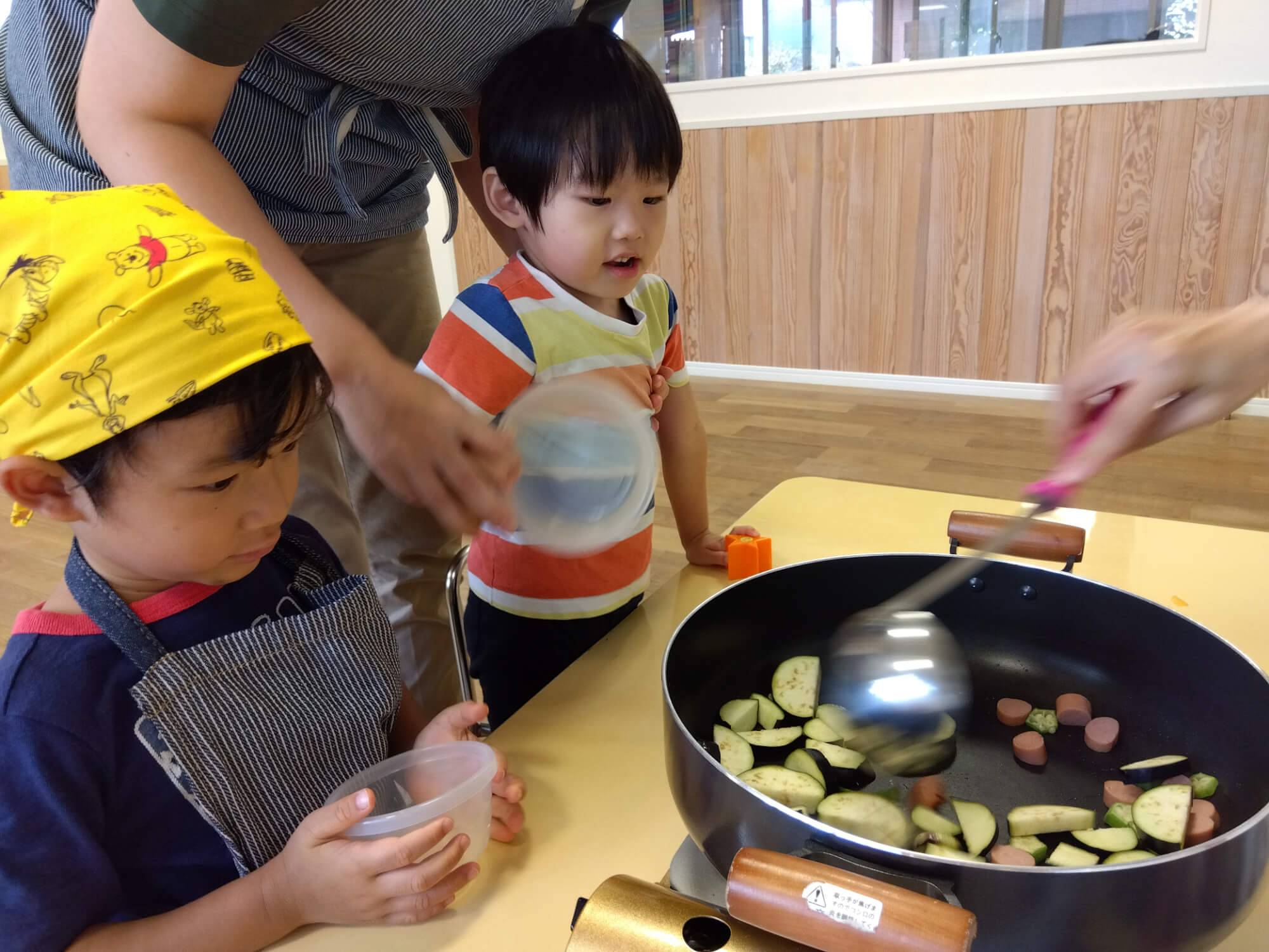 鍋を覗き込む子どもたち