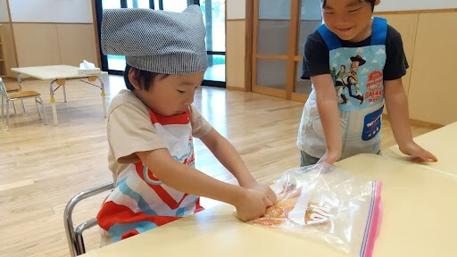 トマトを潰す子ども