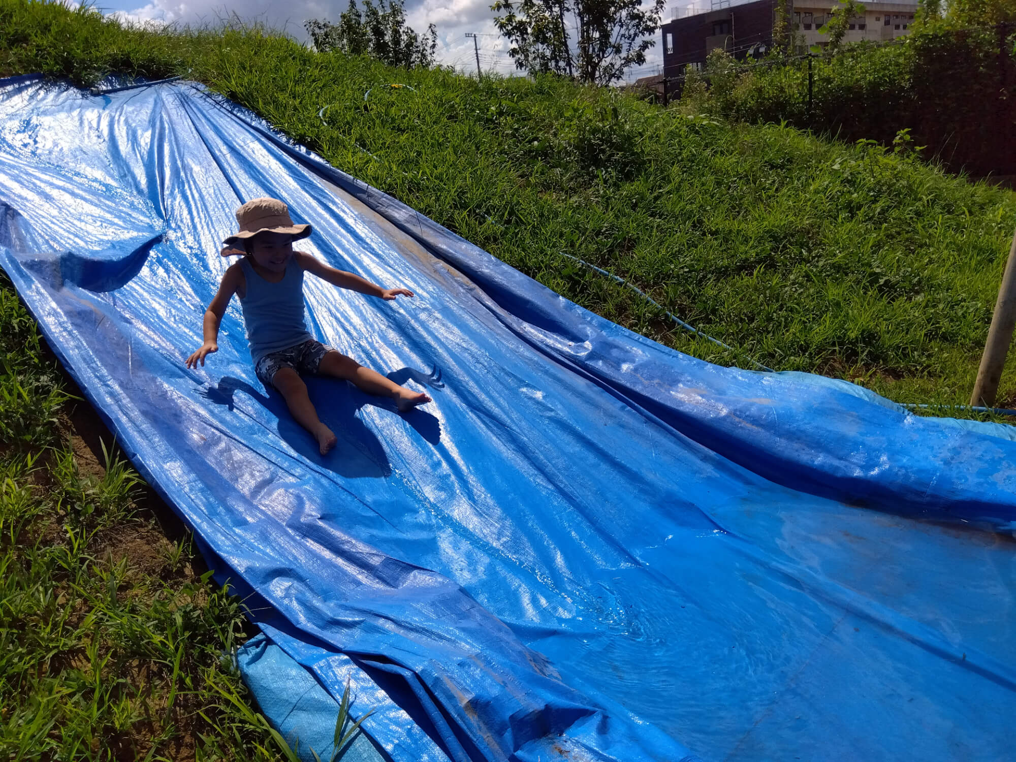 スライダーを滑る子ども