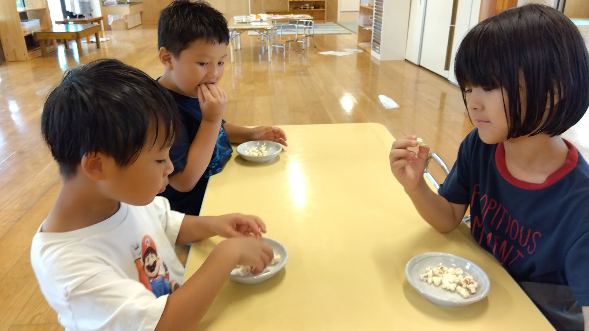 ポップコーンを食べる子どもたち