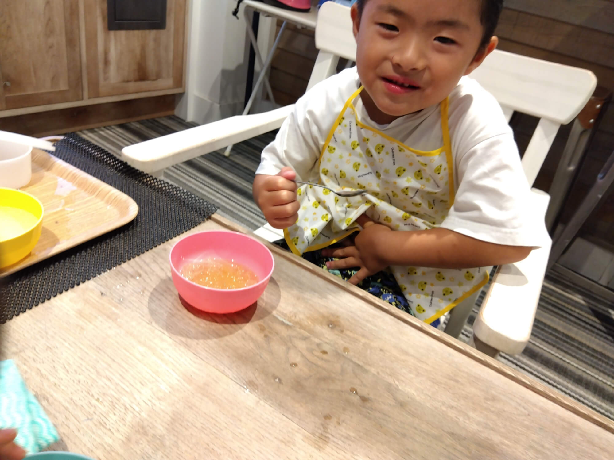 かき氷を食べる子ども
