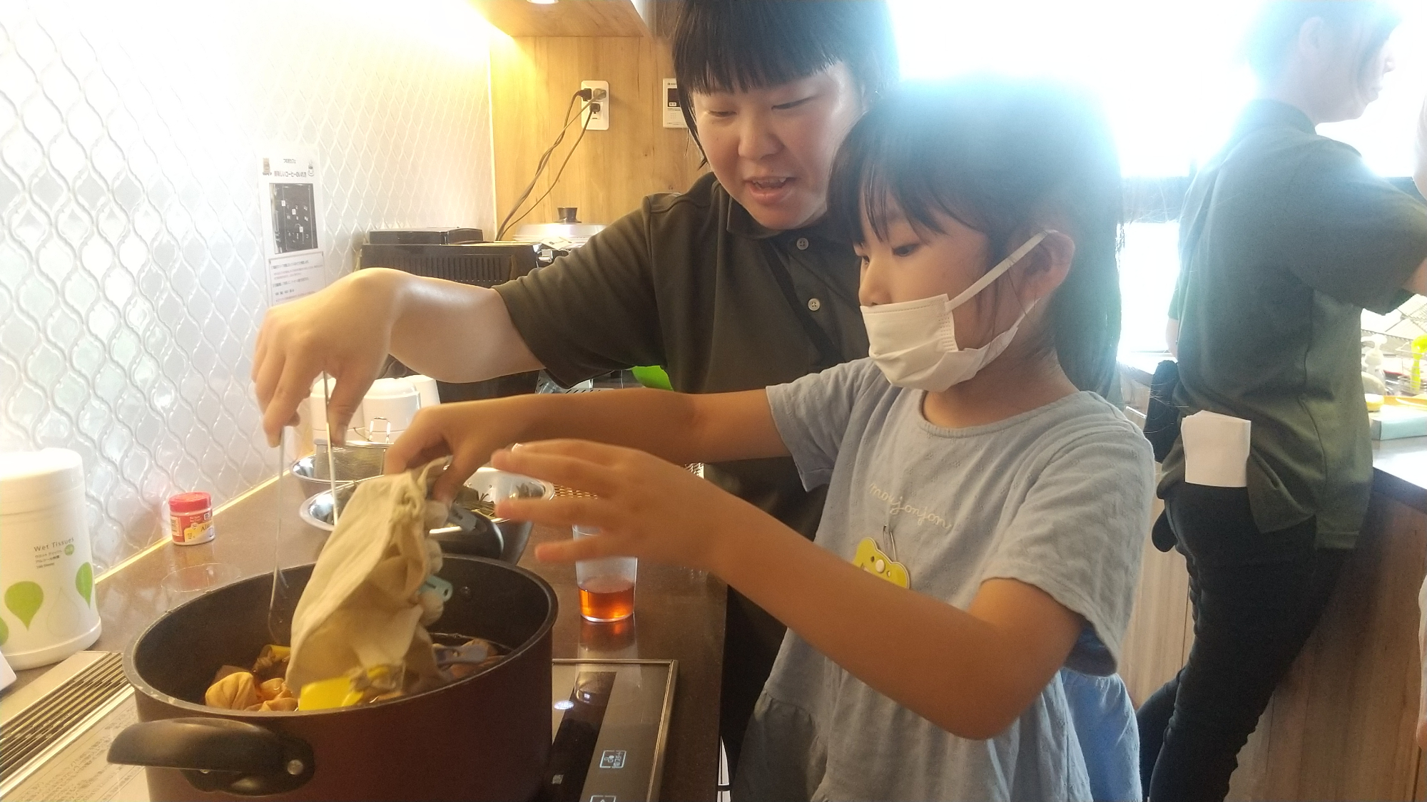 染め物に挑戦する子ども