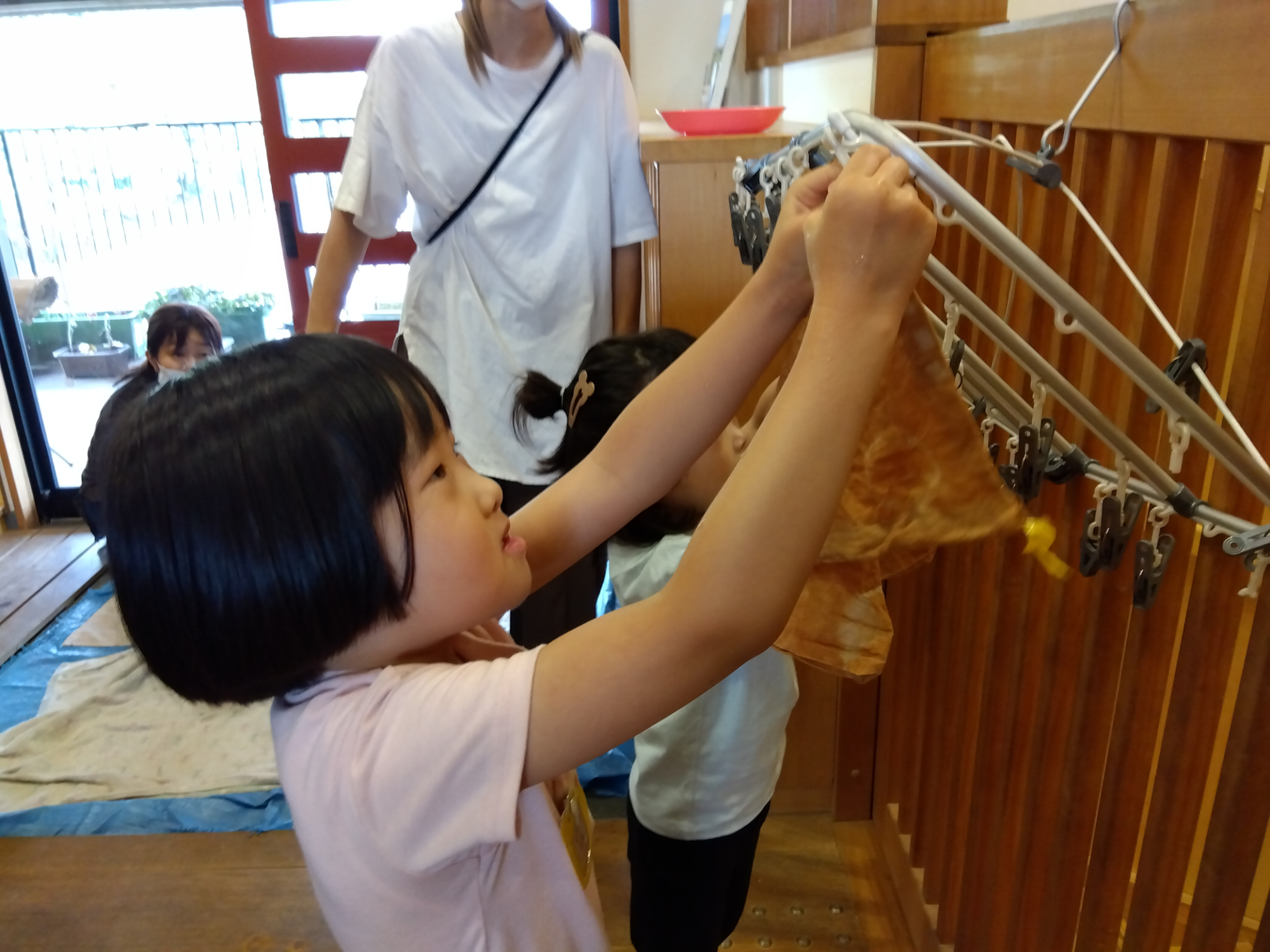 巾着袋を干す子ども