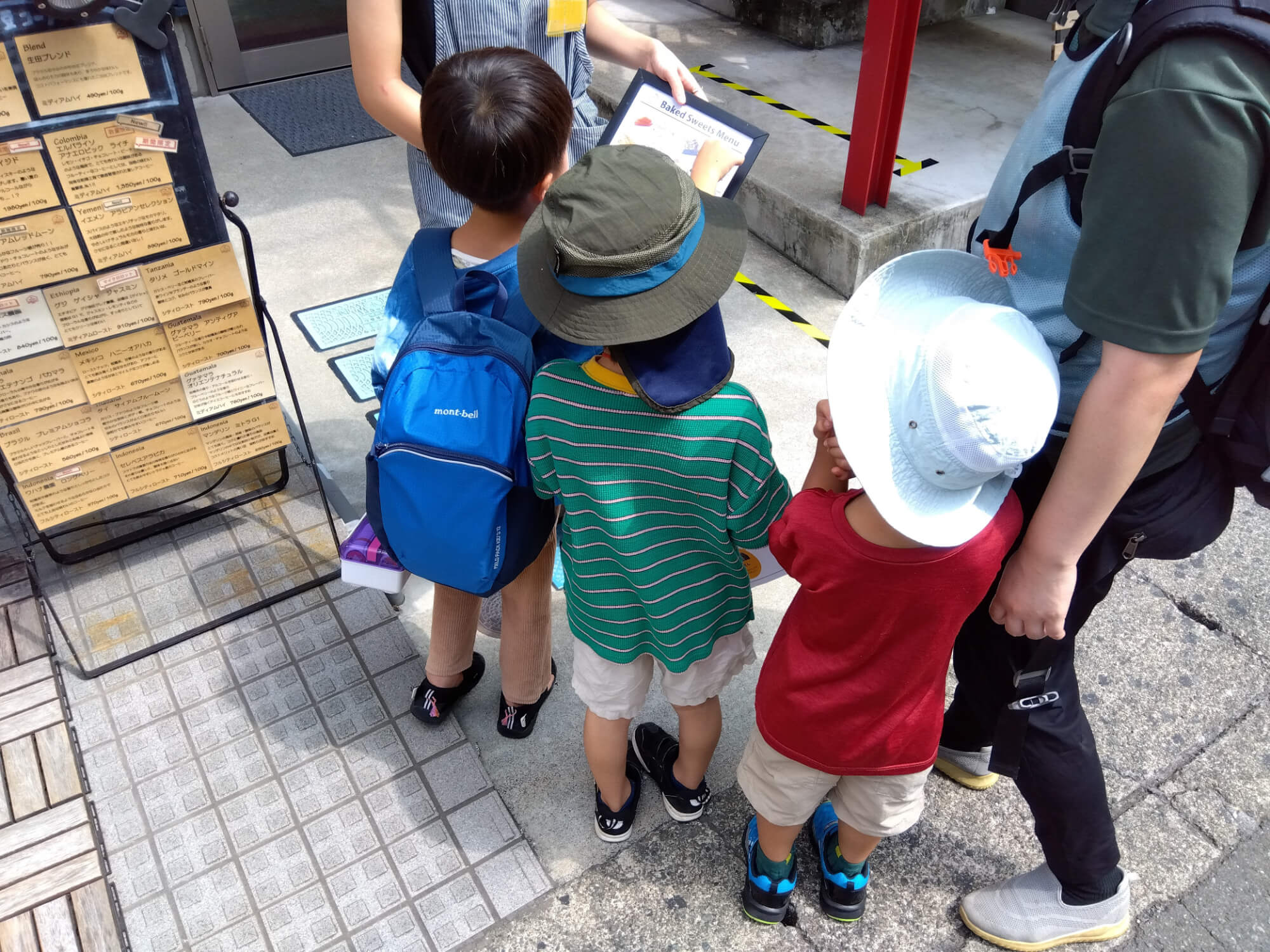 メニューを指さす子どもたち